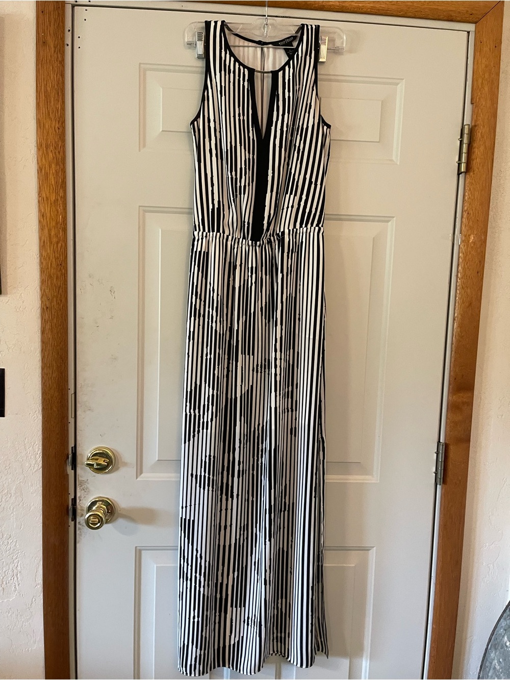 White House Black Market Sleeveless  Black/white Keyhole Slit Maxi Dress | 2